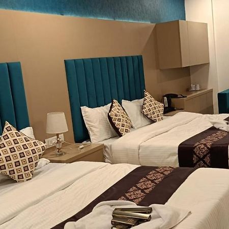 גנדהינאגר Hotel Royal Square מראה חיצוני תמונה