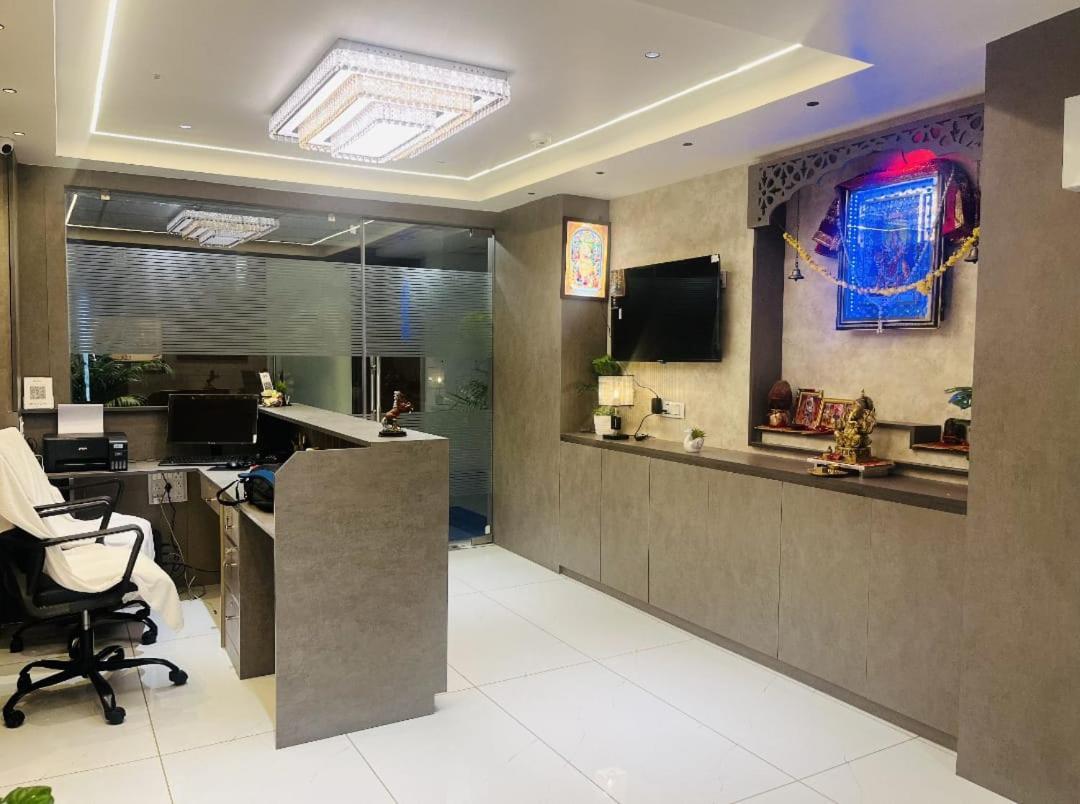 גנדהינאגר Hotel Royal Square מראה חיצוני תמונה