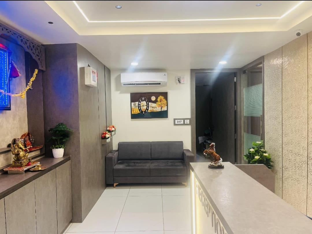 גנדהינאגר Hotel Royal Square מראה חיצוני תמונה