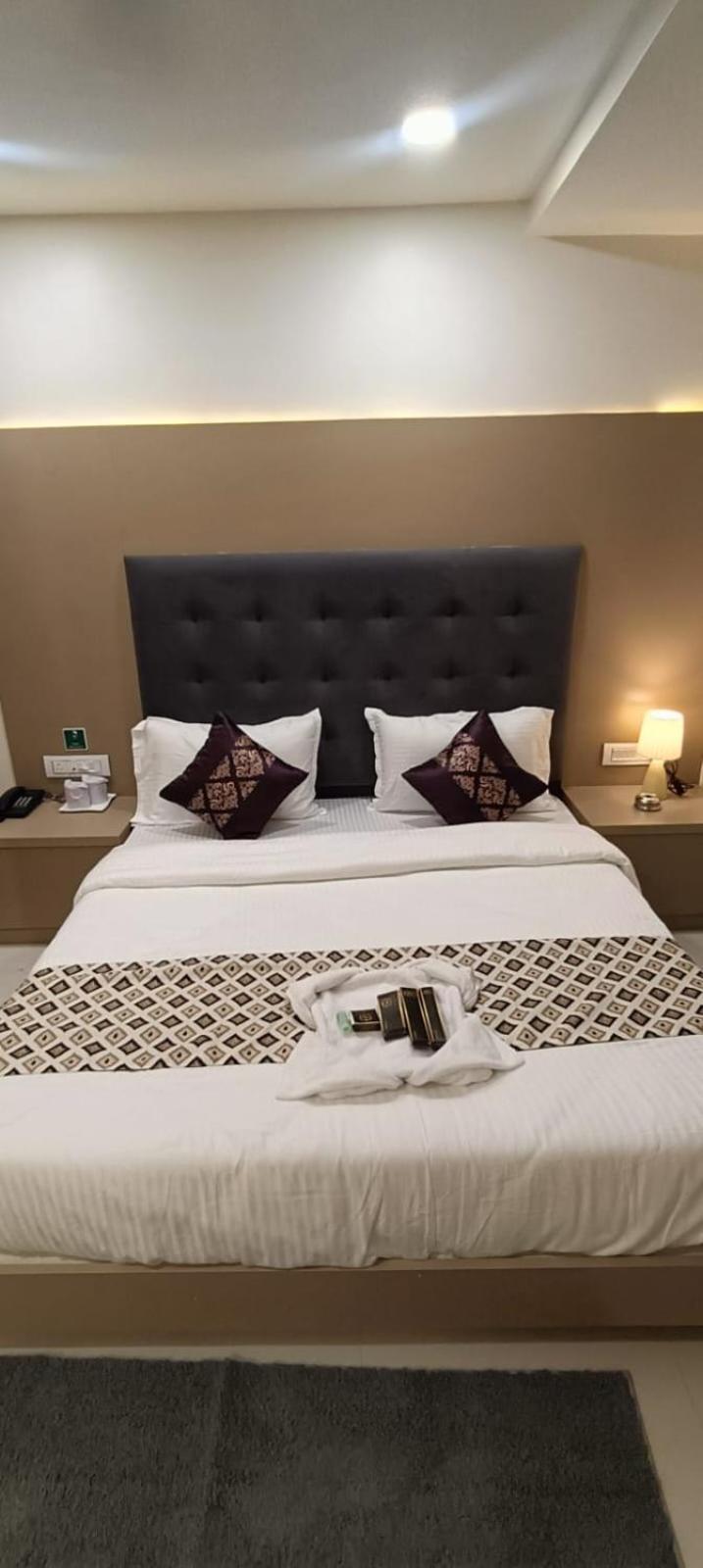 גנדהינאגר Hotel Royal Square מראה חיצוני תמונה