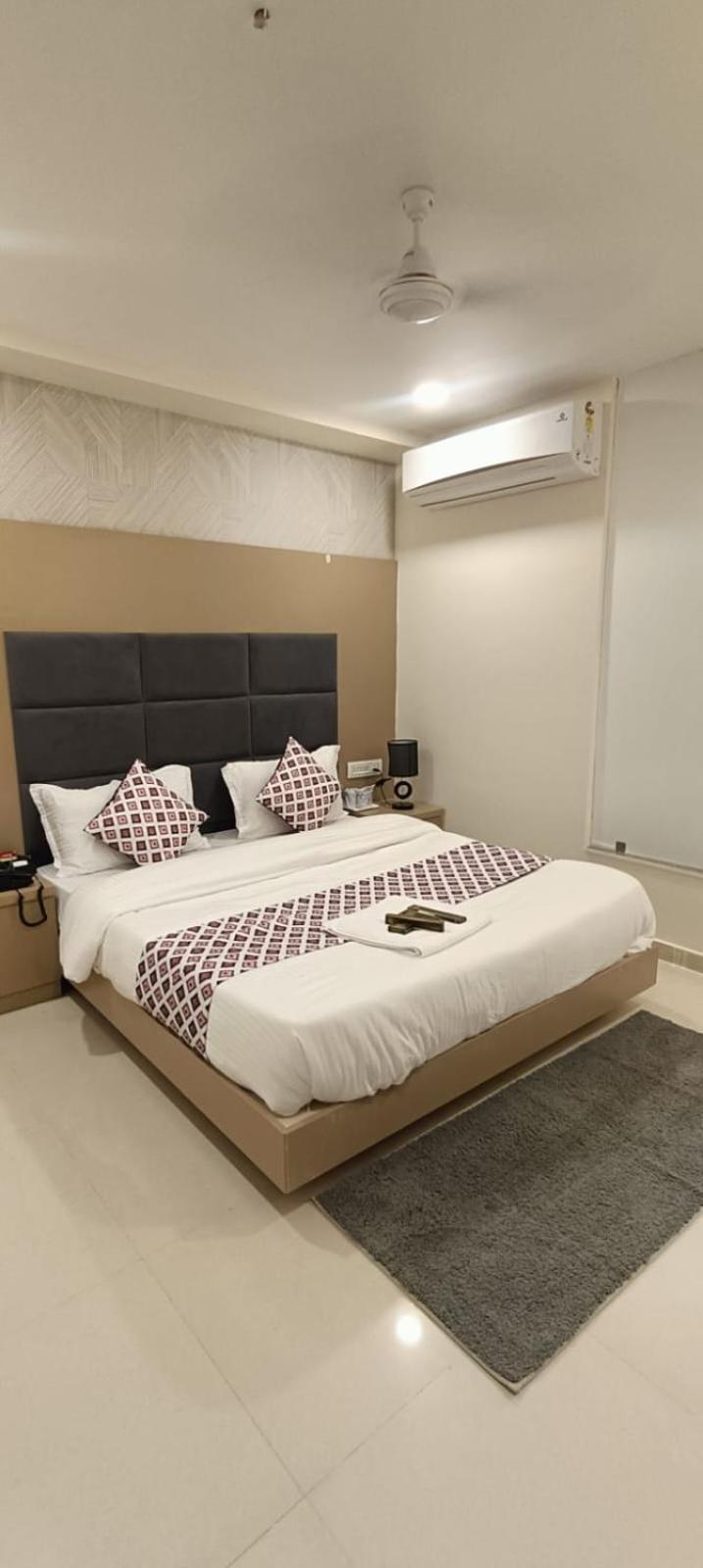 גנדהינאגר Hotel Royal Square מראה חיצוני תמונה
