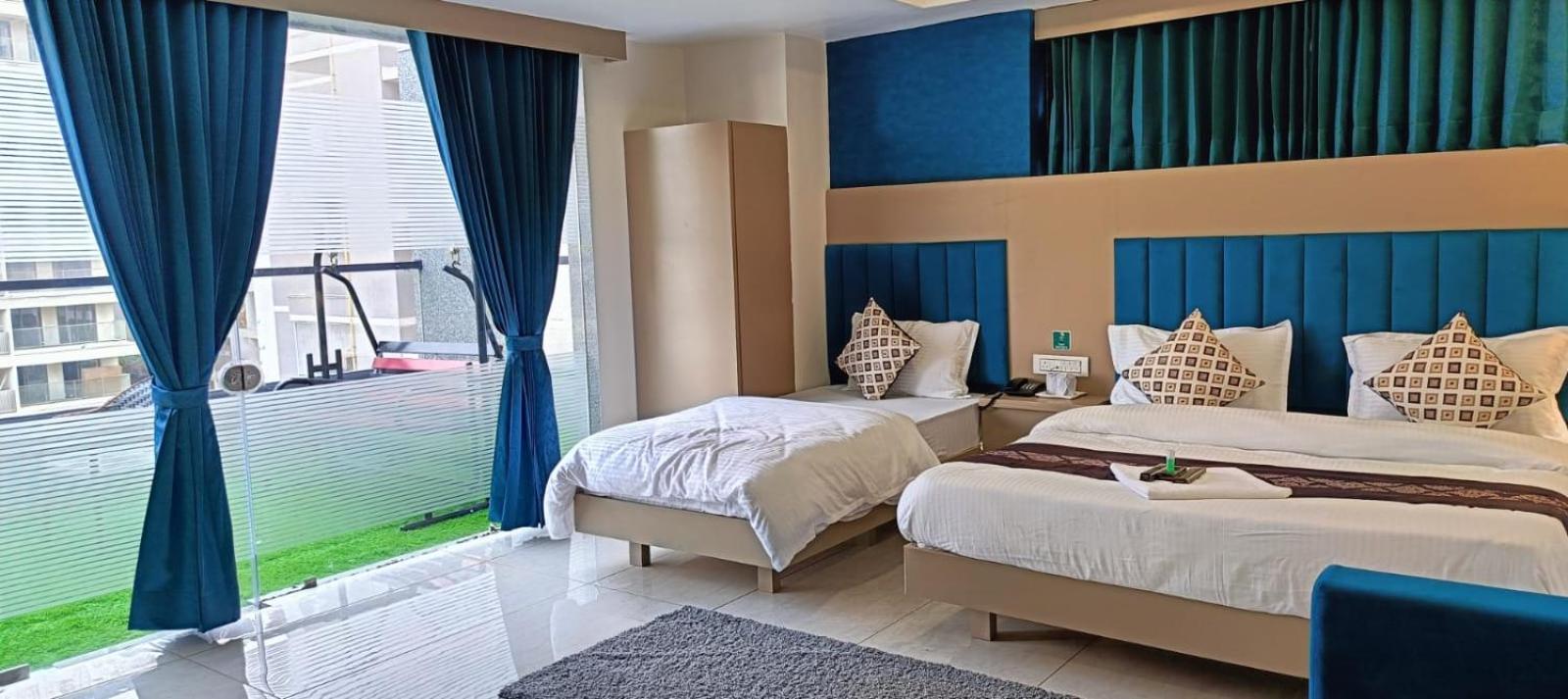 גנדהינאגר Hotel Royal Square מראה חיצוני תמונה