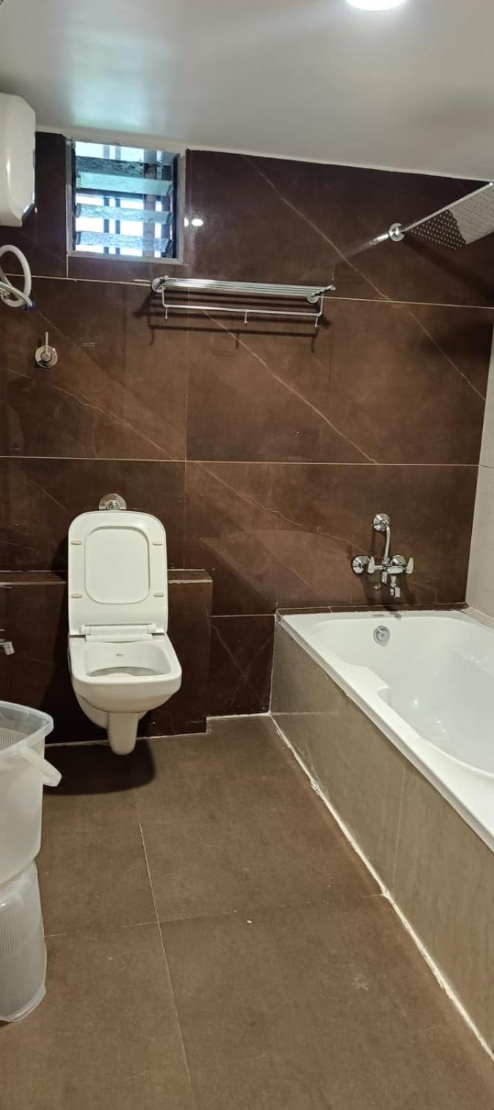 גנדהינאגר Hotel Royal Square מראה חיצוני תמונה