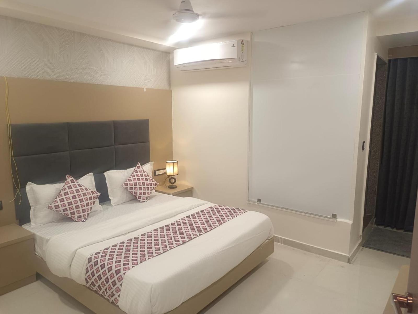 גנדהינאגר Hotel Royal Square מראה חיצוני תמונה