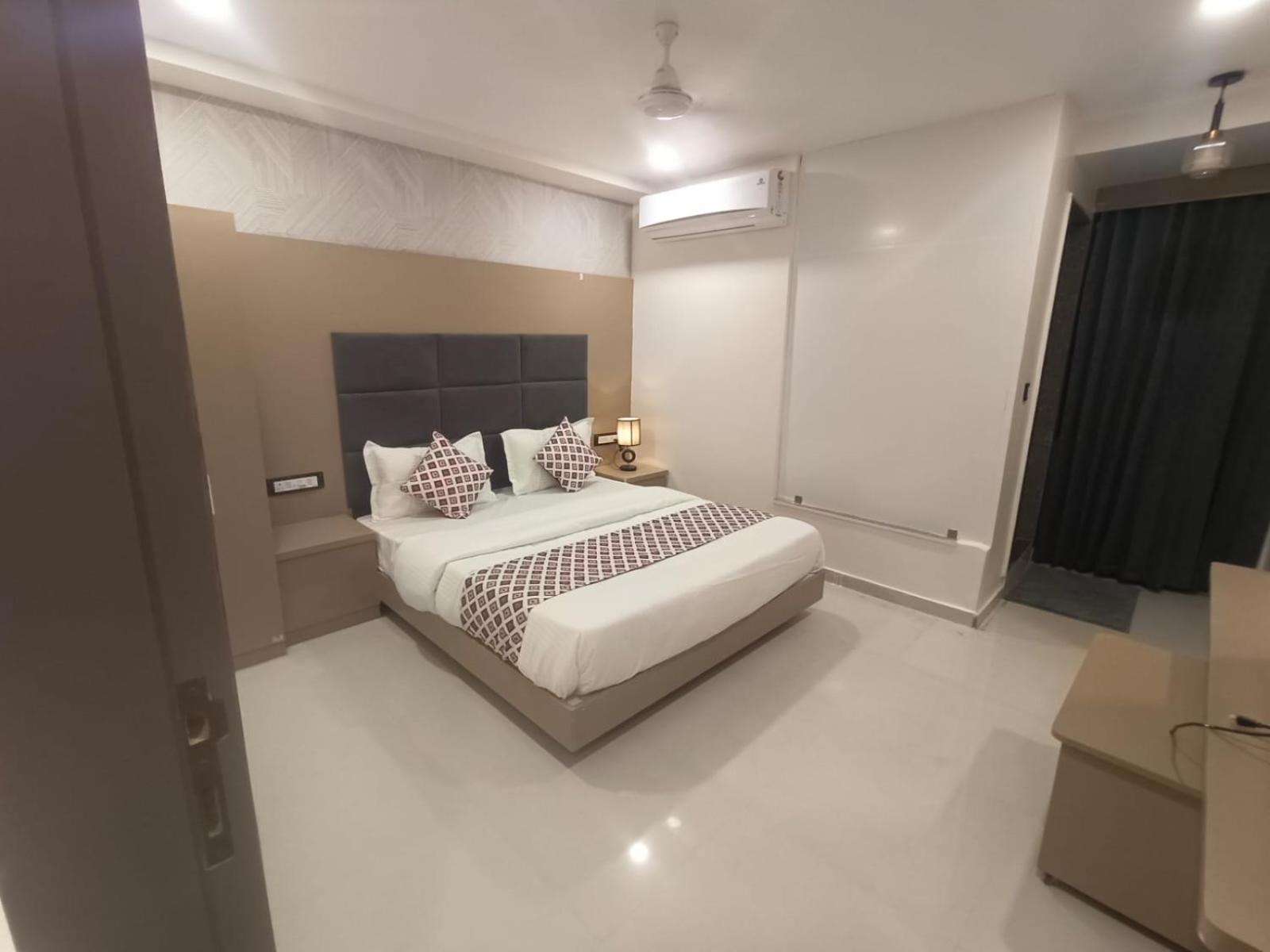 גנדהינאגר Hotel Royal Square מראה חיצוני תמונה
