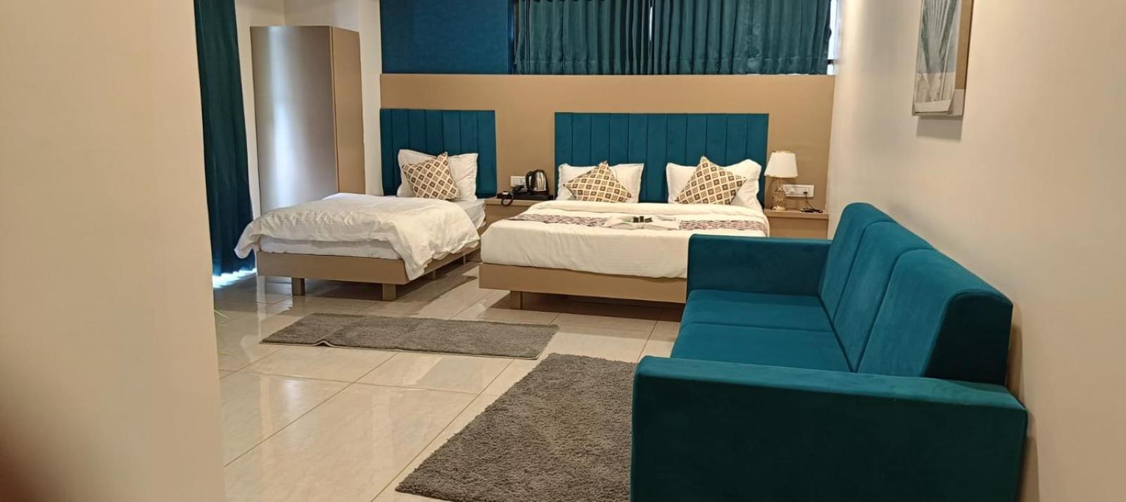 גנדהינאגר Hotel Royal Square מראה חיצוני תמונה