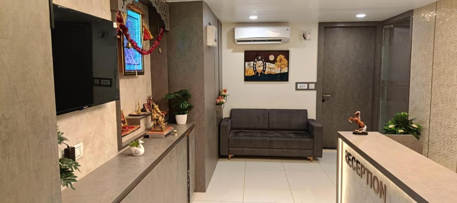 גנדהינאגר Hotel Royal Square מראה חיצוני תמונה