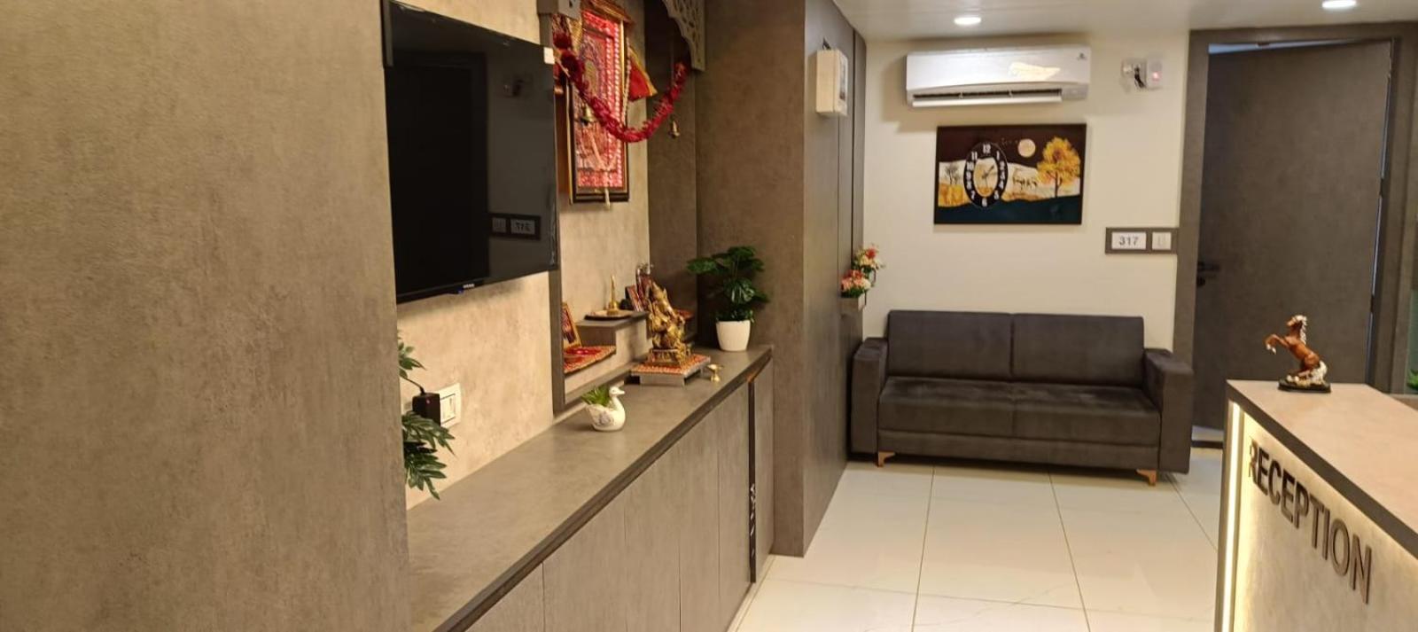 גנדהינאגר Hotel Royal Square מראה חיצוני תמונה