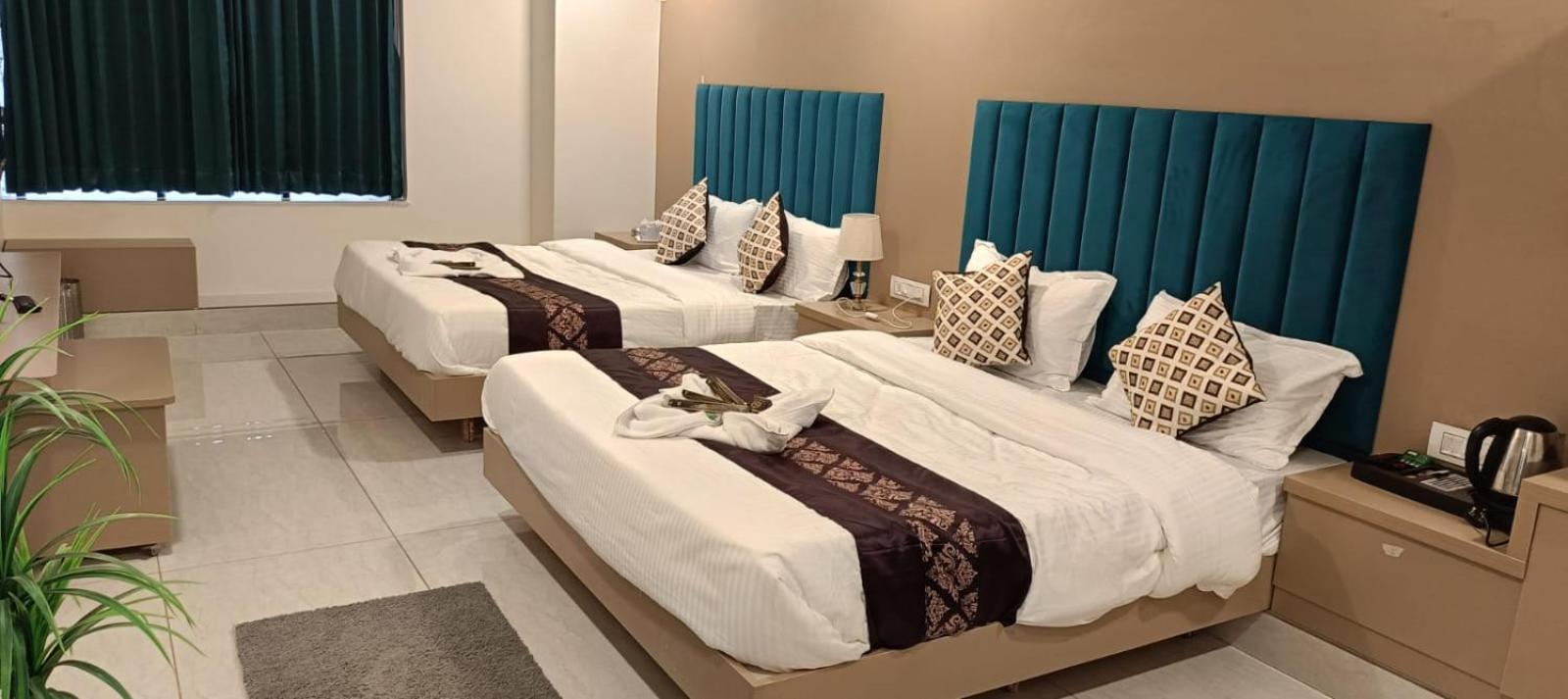 גנדהינאגר Hotel Royal Square מראה חיצוני תמונה