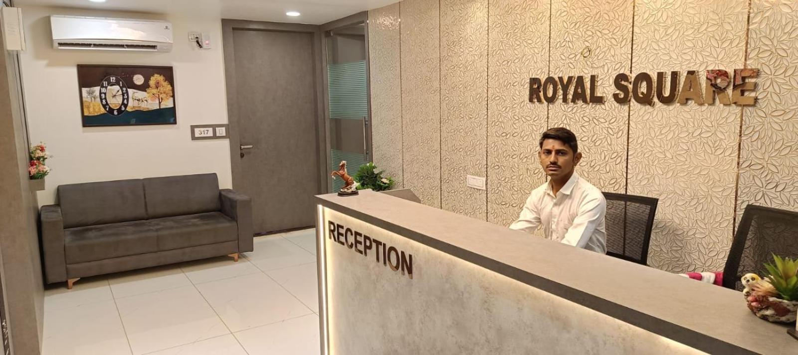 גנדהינאגר Hotel Royal Square מראה חיצוני תמונה