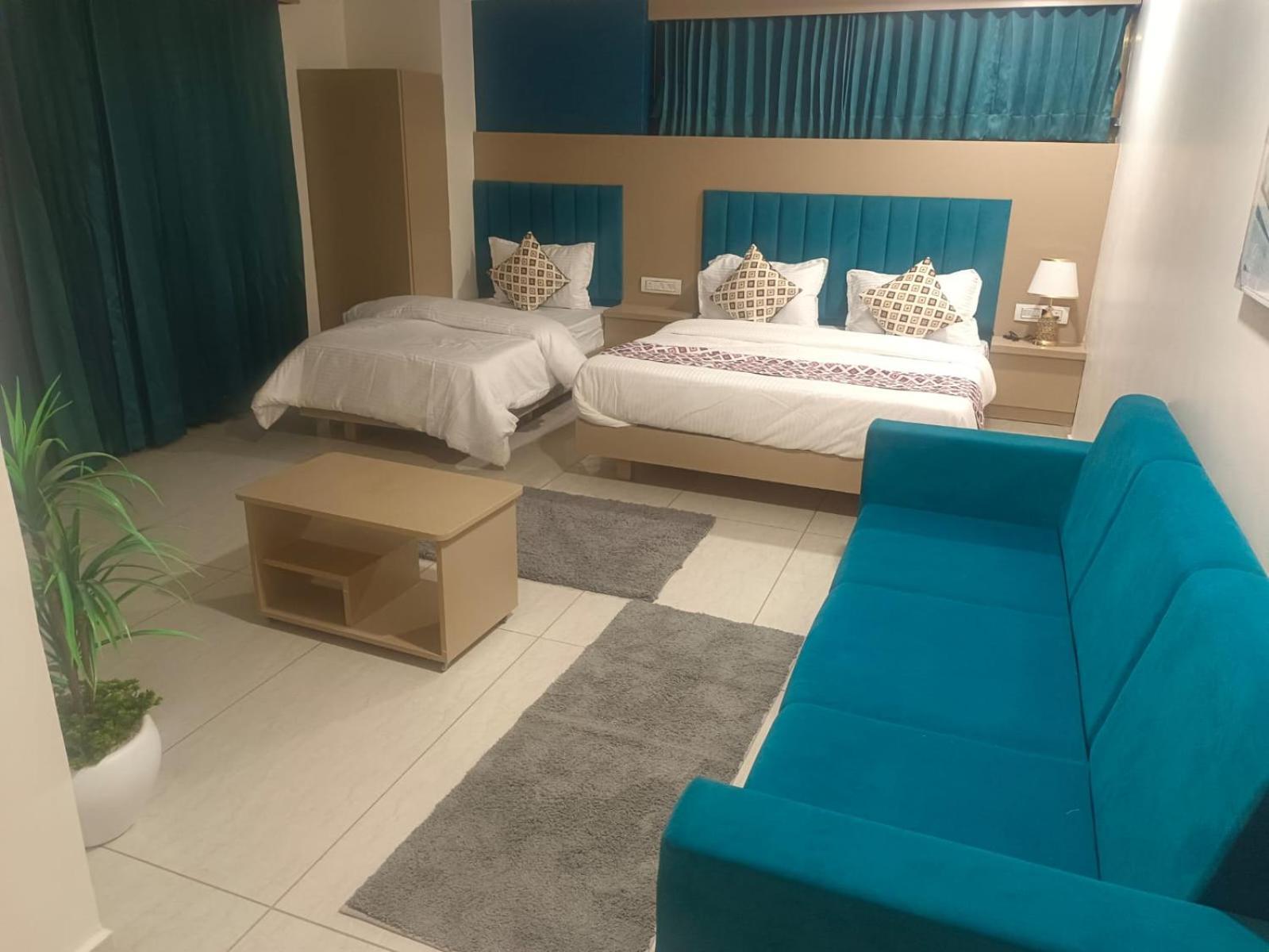 גנדהינאגר Hotel Royal Square מראה חיצוני תמונה