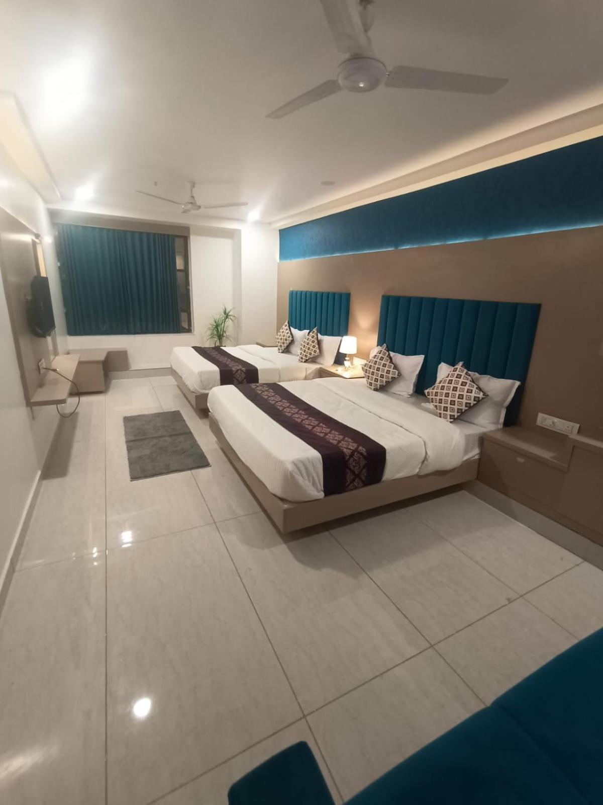 גנדהינאגר Hotel Royal Square מראה חיצוני תמונה