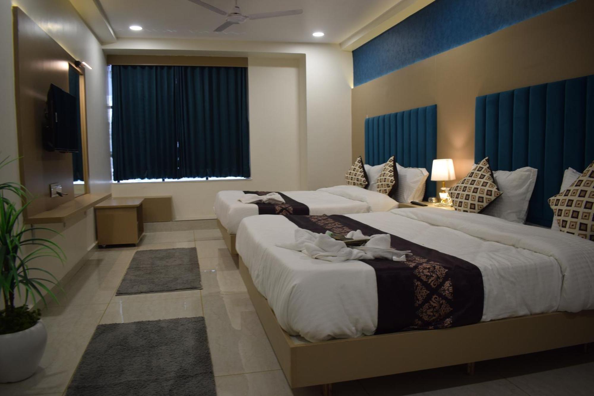 גנדהינאגר Hotel Royal Square מראה חיצוני תמונה
