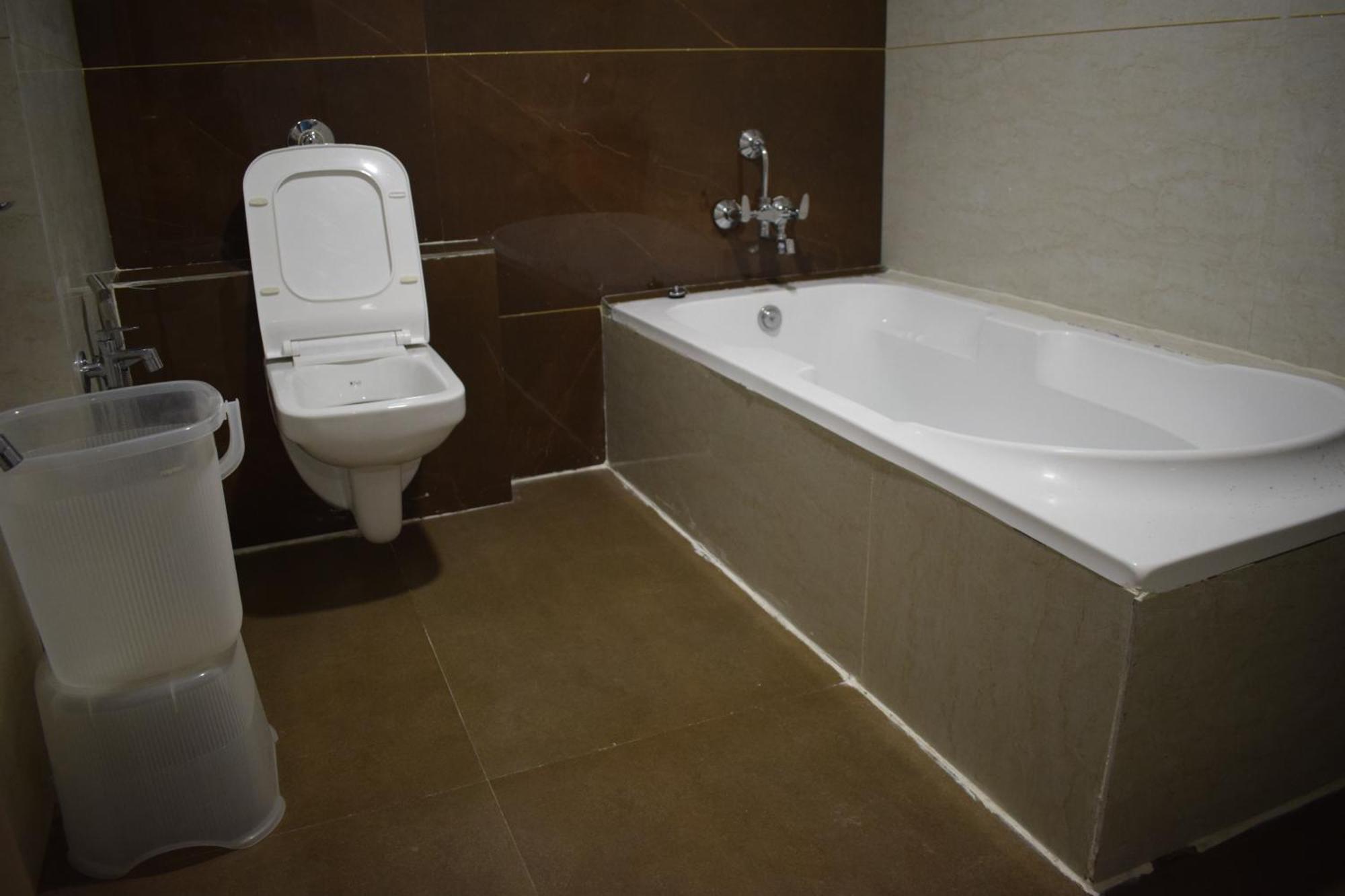גנדהינאגר Hotel Royal Square מראה חיצוני תמונה