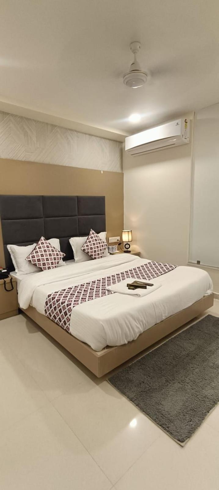 גנדהינאגר Hotel Royal Square מראה חיצוני תמונה
